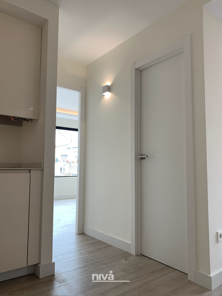 Pasillo, puerta entrada a baño, al fondo el dormitorio, reforma de apartamento en Estepona Reforma de apartamento en Estepona 03