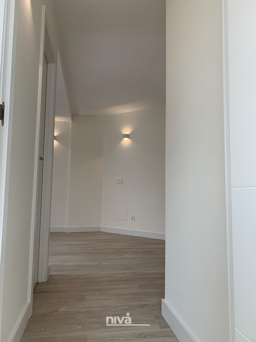 Pasillo hacia el salón de la reforma de apartamento en Estepona