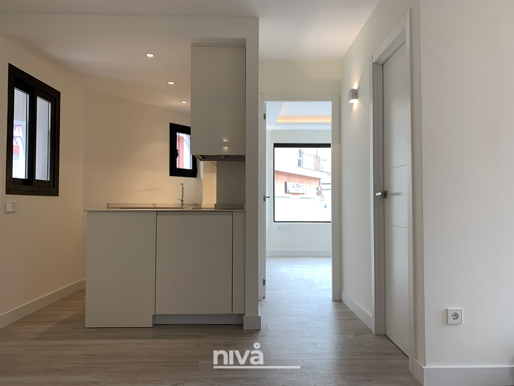 Cocina, pasillo y al fondo el dormitorio de la reforma de apartamento en Estepona