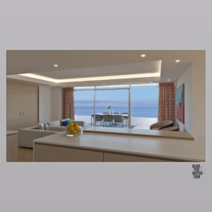 El sal&oacute;n visto desde la cocina (Reforma de apartamento en Marbella - Torre Real)