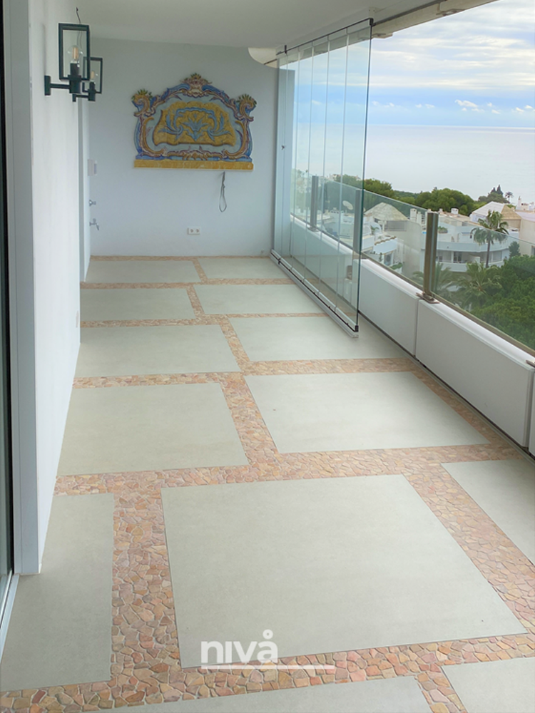 Parte de la terraza de esta reforma de piso en Marbella (Edificio Diana) Parte de la terraza de esta reforma de piso en Marbella (Edificio Diana)