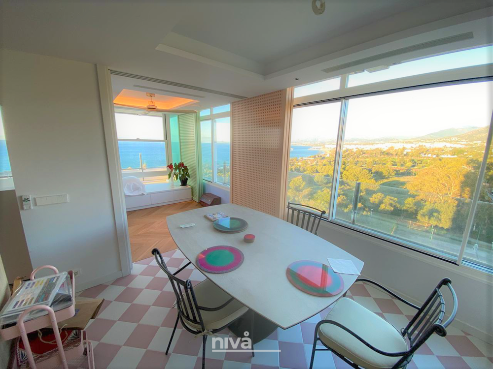 Vista desde el comedor, al fondo la sala de estar, de esta reforma de piso en Marbella (Edificio Diana) Vista desde el comedor, al fondo la sala de estar, de esta reforma de piso en Marbella (Edificio Diana)