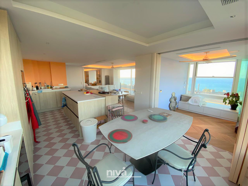 Vista desde el comedor, puede verse la sala de estar, el salón y al fondo el dormitorio, de esta reforma de piso en Marbella (Edificio Diana) Vista desde el comedor, puede verse la sala de estar, el salón y al fondo el dormitorio, de esta reforma de piso en Marbella (Edificio Diana)