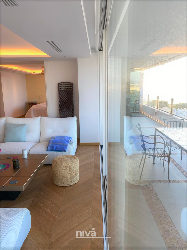 Salón y terraza de esta reforma de piso en Marbella (Edificio Diana) Salón y terraza de esta reforma de piso en Marbella (Edificio Diana)